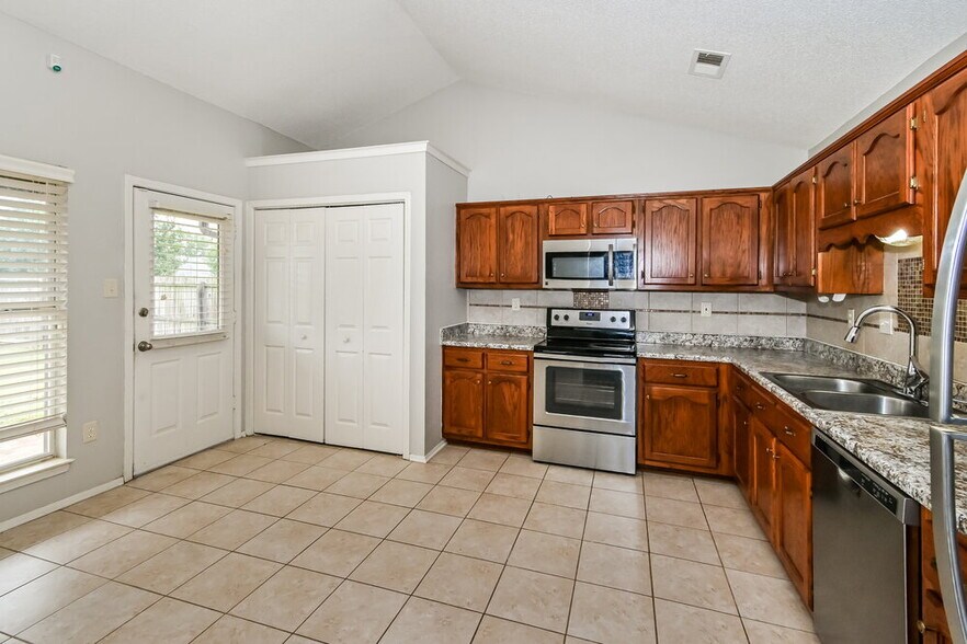 Building Photo - 6314 Oak Run Dr E