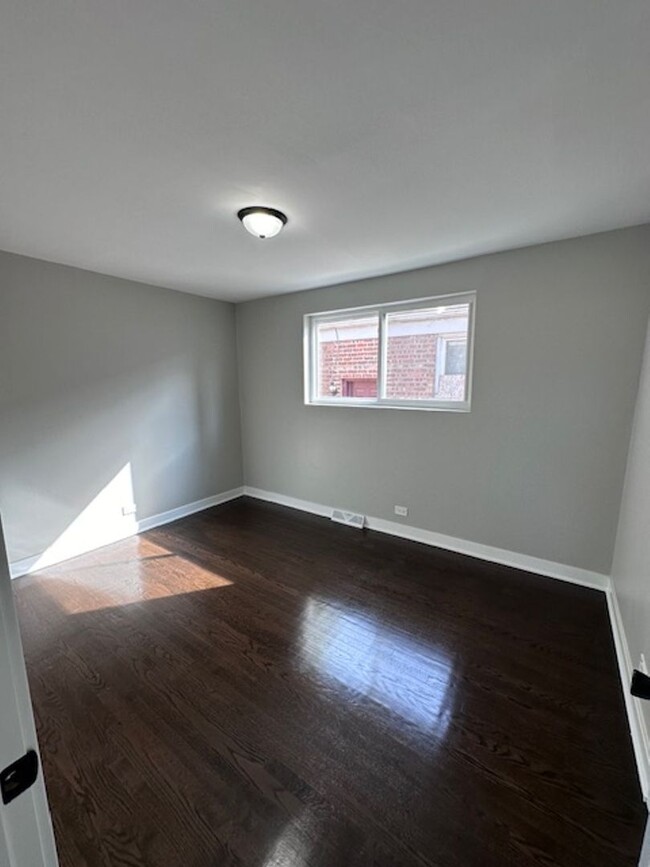 Building Photo - Garfield Ridge 3 bedroom apartment with a ...