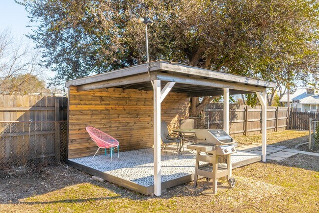 Building Photo - 475 E French Pl