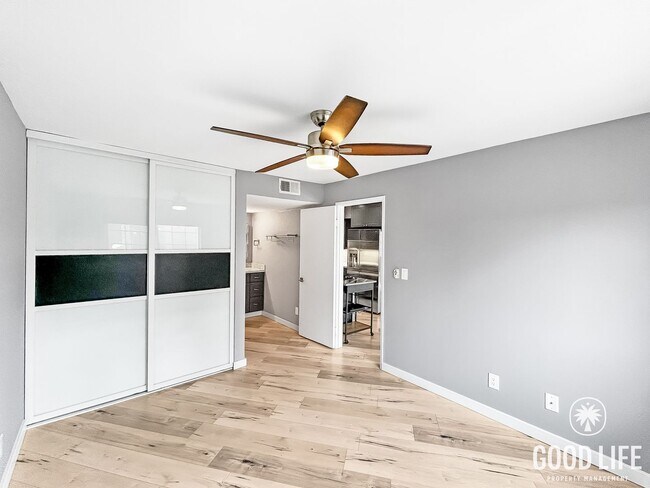 Building Photo - Beautiful 2BD/2BA W/ Reserved Parking and In-Unit Laundry in North Park!