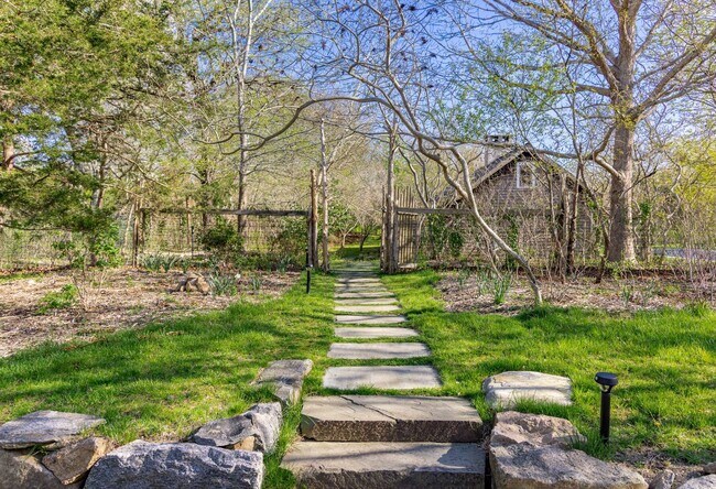 Building Photo - 8 Mill Path