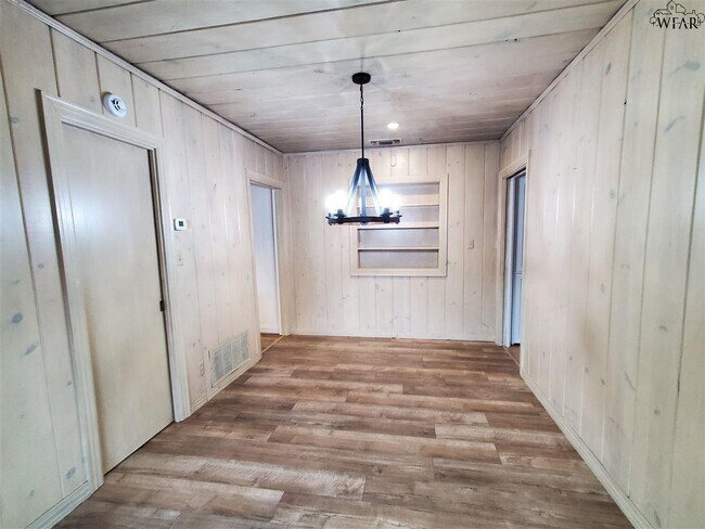 Building Photo - 2409 Martin St