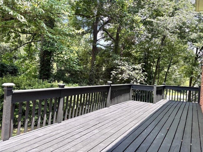 Building Photo - 2408 Crooked Tree Ct NE