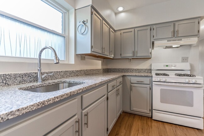 Building Photo - 818 7th St NE
