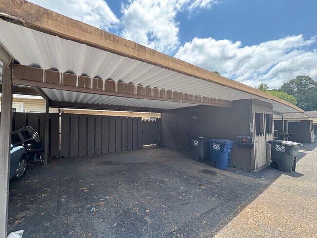 Building Photo - Four Bedroom Townhome Available Now
