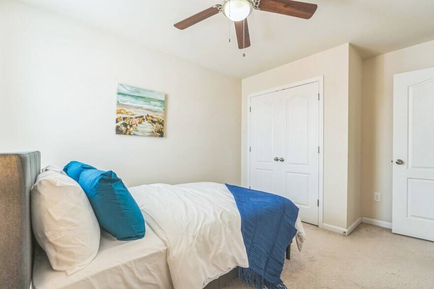 Building Photo - 7980 Blue Stream Dr