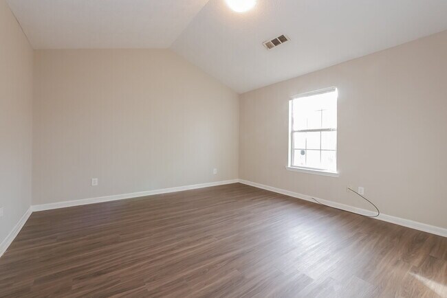 Building Photo - 521 Lakecourt Dr