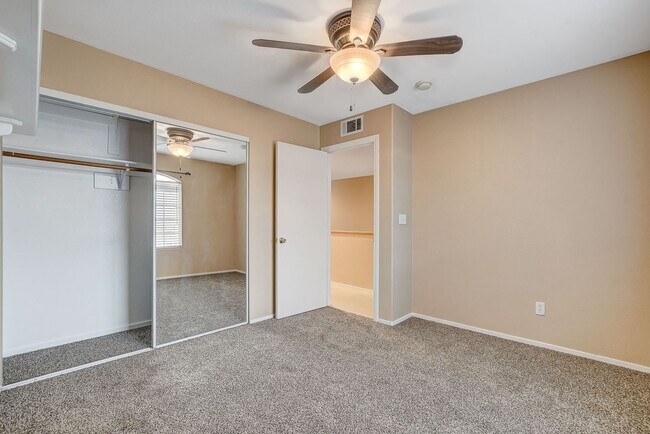 Building Photo - Spacious Townhome w/large yard! Near Summe...