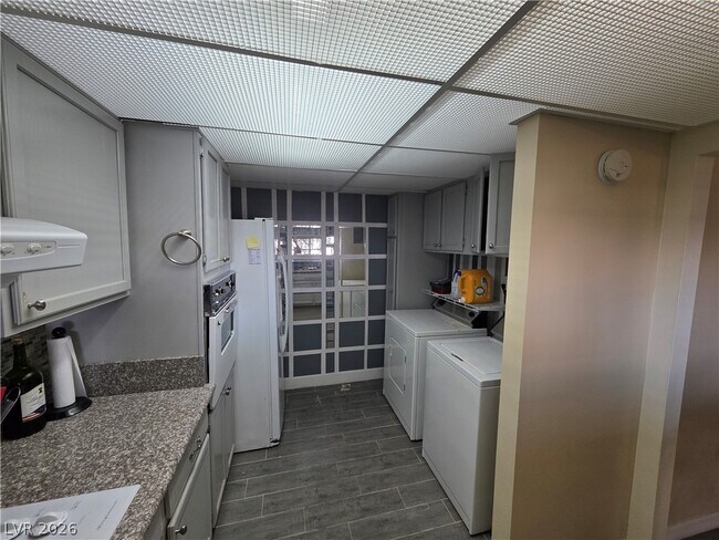 Building Photo - 750 S Royal Crest Cir