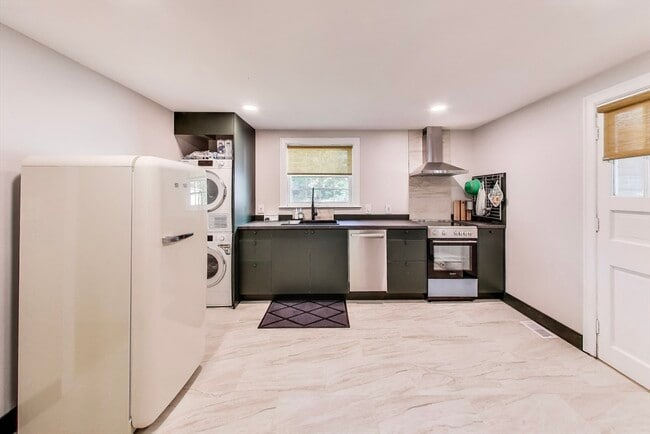 Building Photo - 40 Dunster Ln