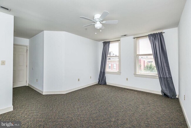 Building Photo - 828 S Charles St