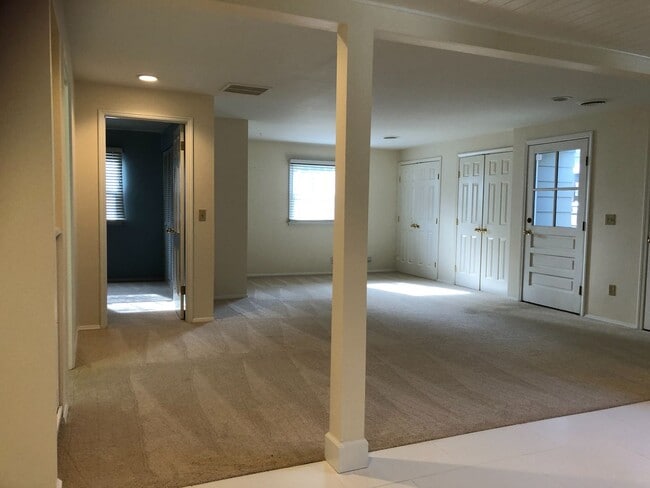 Building Photo - Elegant and Luxury home in Medina, 5 bedro...
