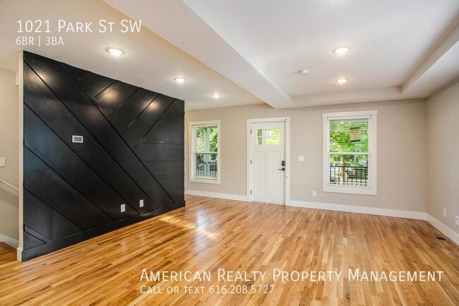 Building Photo - 1021 Park St SW