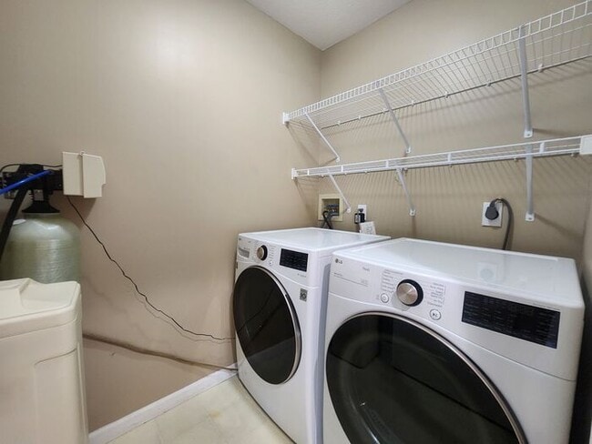 Building Photo - 3 Bedroom On Cul-de-sac, East Side Location