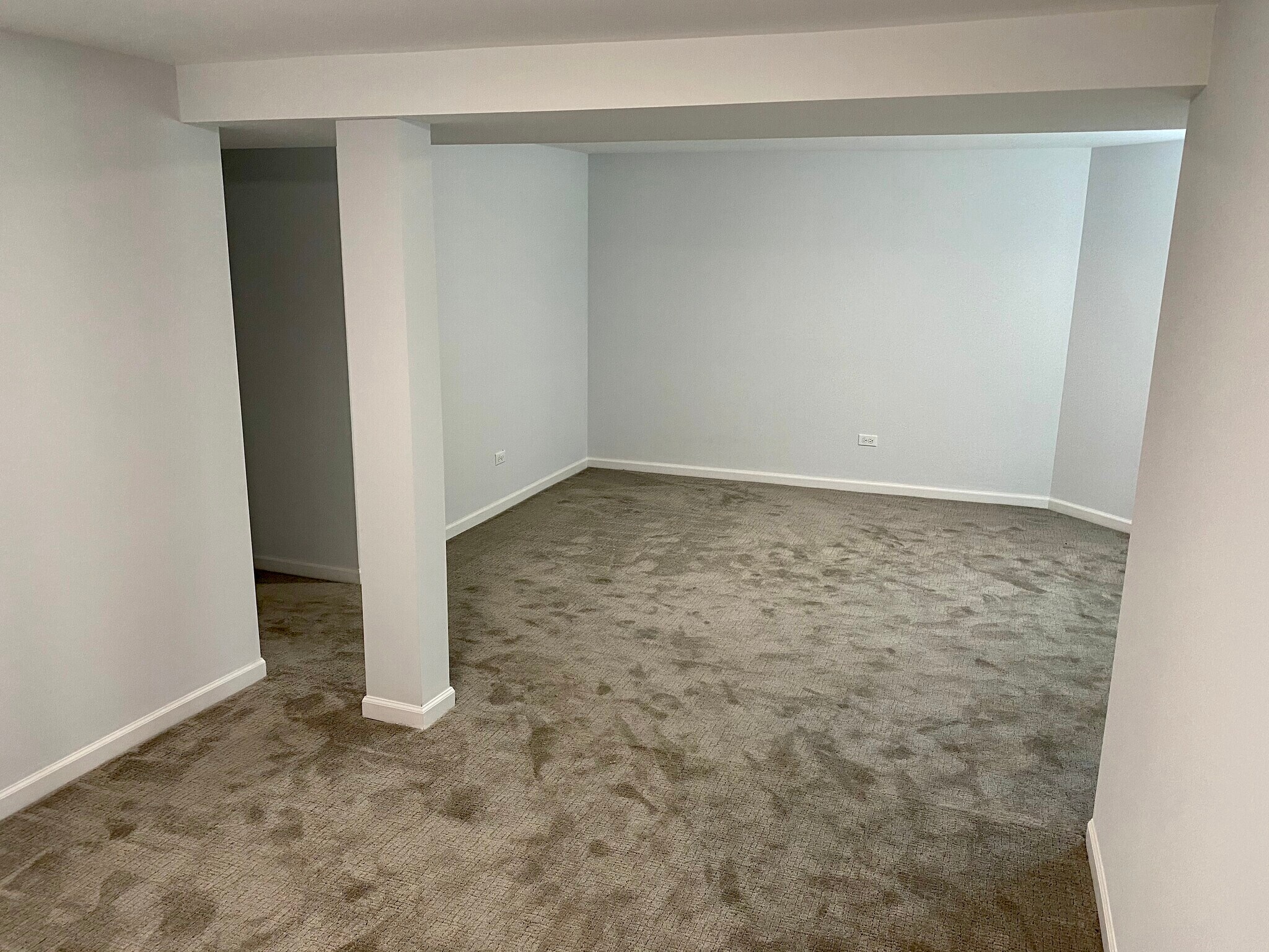 Den - 2058 W Hutchinson St