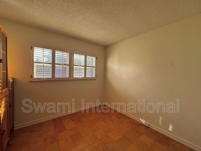 Building Photo - 1820 Avenida Estudiante