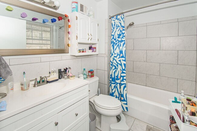 Building Photo - Charming 3 Bed 3.5 Bath Townhome