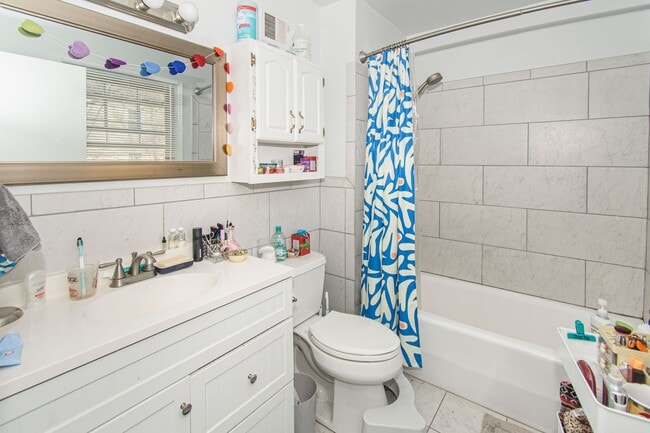 Building Photo - Charming 4 Bed 3.5 Bath Townhome