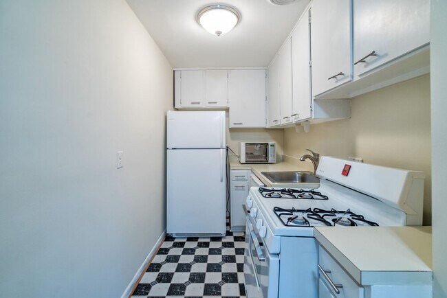 Building Photo - Rare Large Efficiency (552 Sq Ft) Close To...