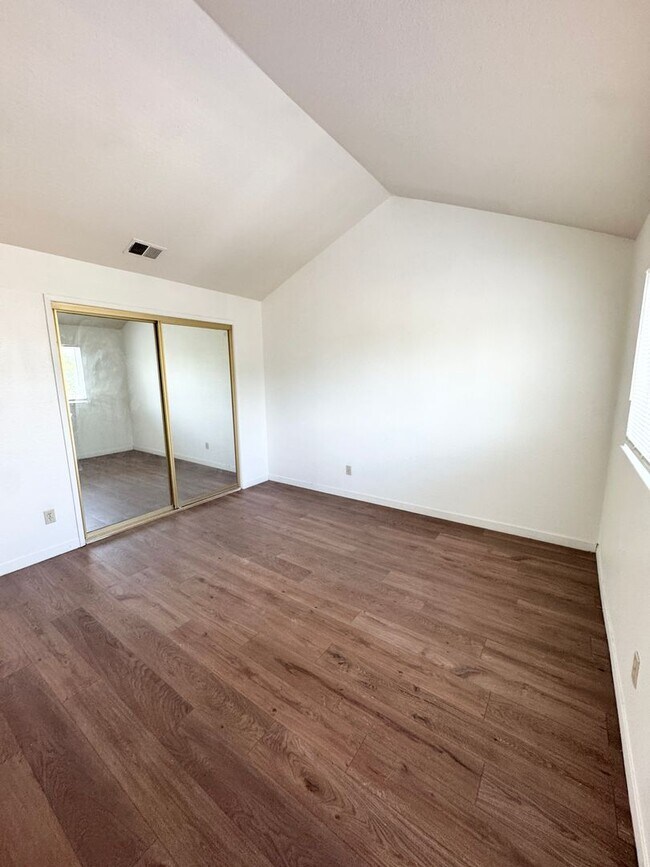 Building Photo - Upstairs 2 Bed / 2 Bath Condo in Gated Community – Available Now