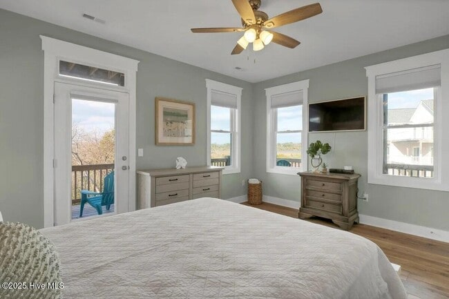 Building Photo - 3547 Island Dr