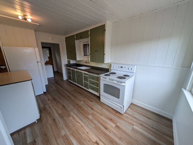 Building Photo - Manette View Apartment For Rent! Will Not ...
