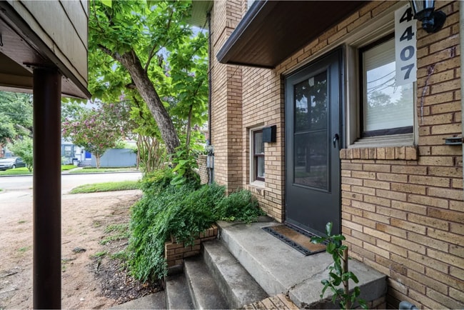 Entrance - 4407 Stanford St