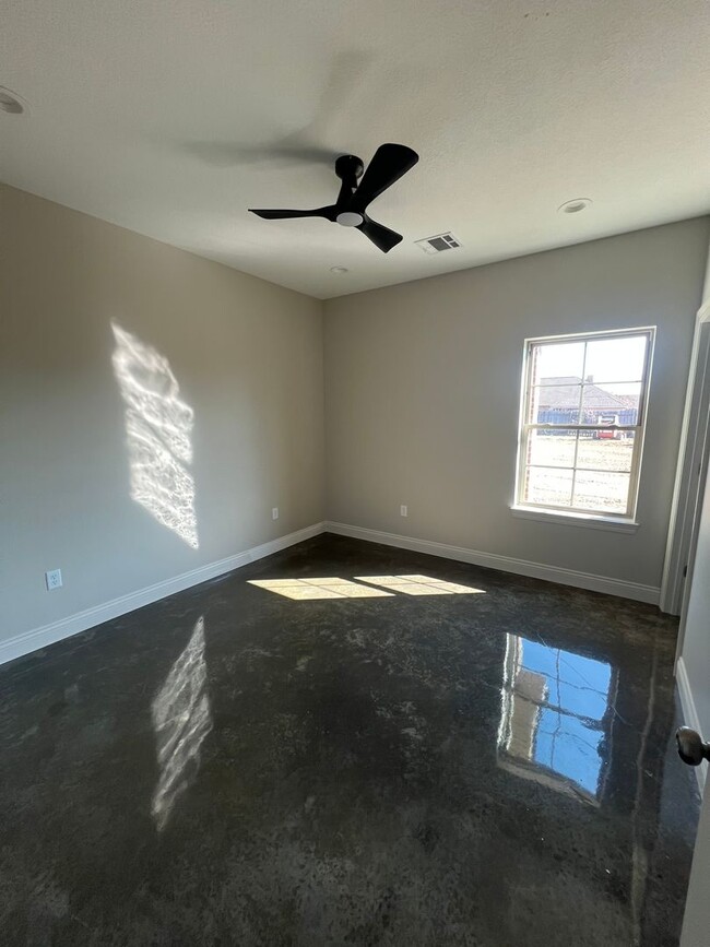 Building Photo - Brand New Duplex