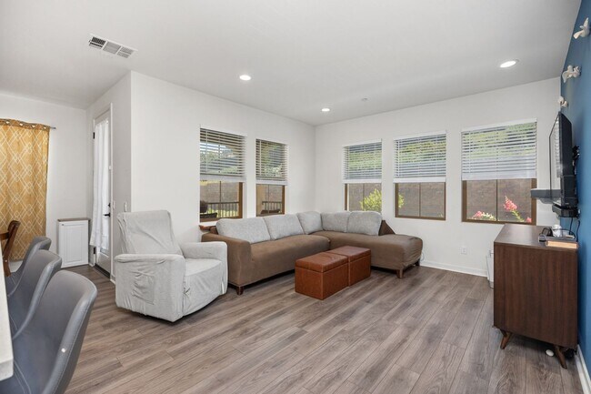 Building Photo - Lake Forest Modern Living