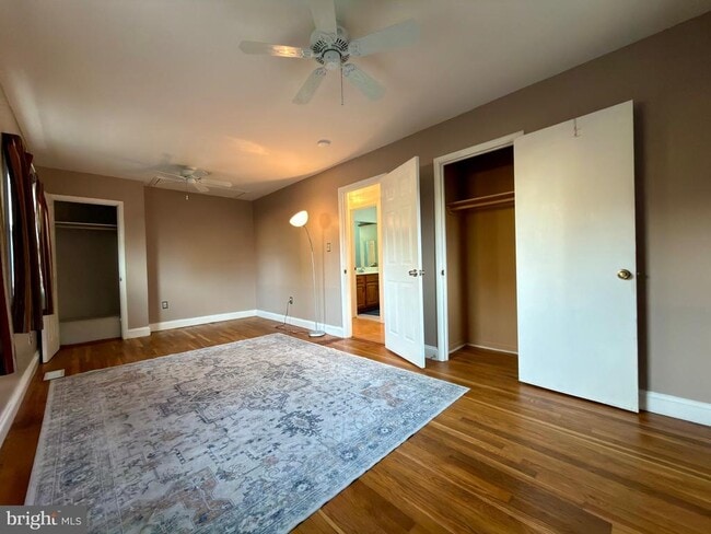 Building Photo - 905 W Poplar Rd