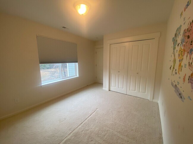 Building Photo - 4 Bedroom Home in the Heart of Sammamish! ...