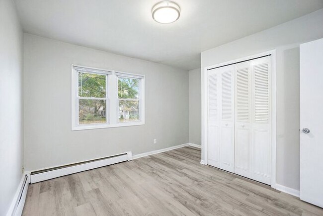 Building Photo - Newly Remodeled 2bed 1 bath duplex in West...