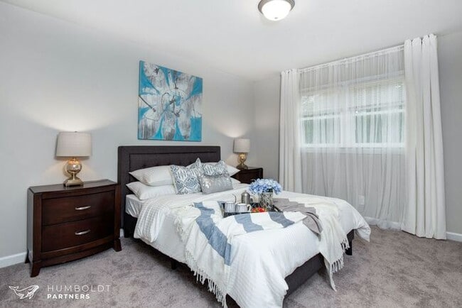 Building Photo - Townhomes at Humboldt Place- Fully renovated and move in ready 2 bedroom unit!