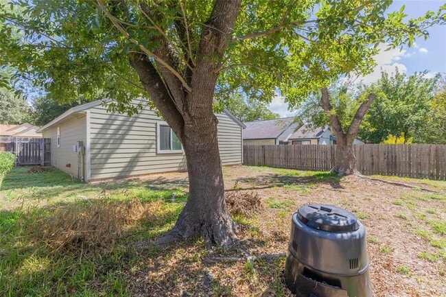 Building Photo - 909 Kavanagh Dr