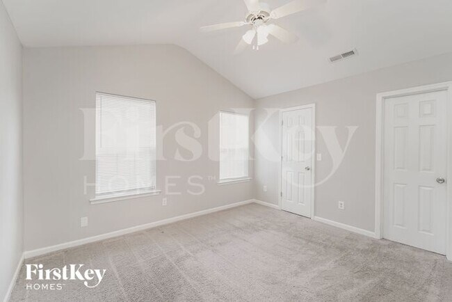 Building Photo - 916 Lakehill Rd