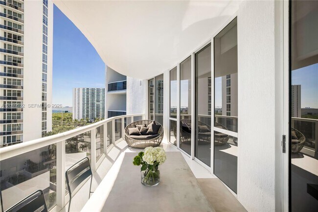 Building Photo - 15901 Collins Ave