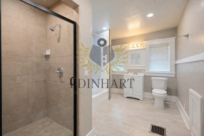 Building Photo - 1105 N College Ave