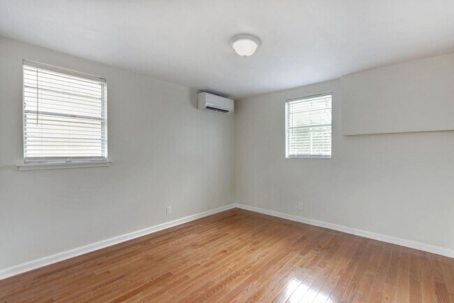 Building Photo - One block from Historic District - Renovated Two Bedroom