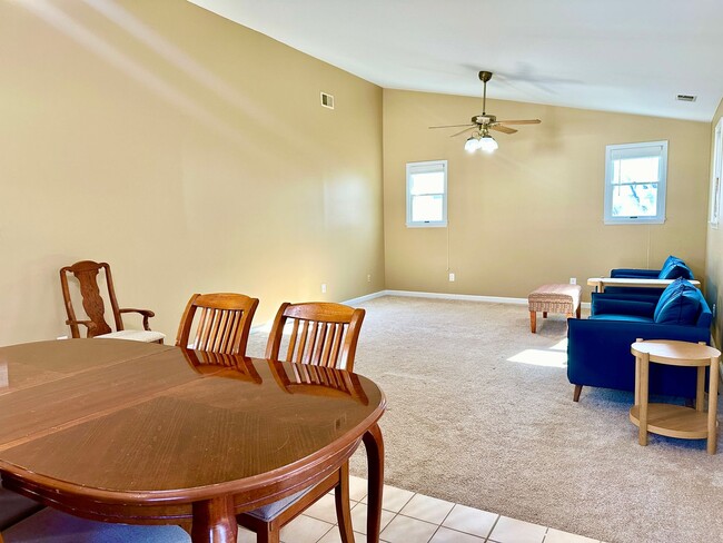 Building Photo - 4 Bed + 2 Bath - Screened in Porch! Pets W...