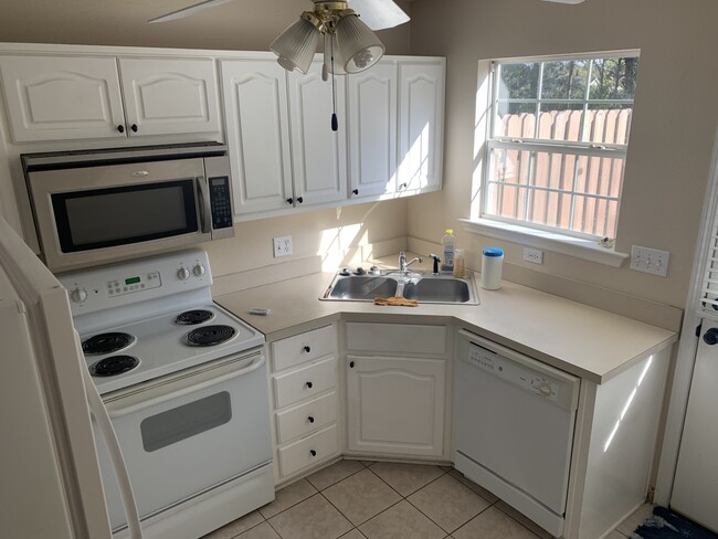 Building Photo - 188 Williamsburg Ave