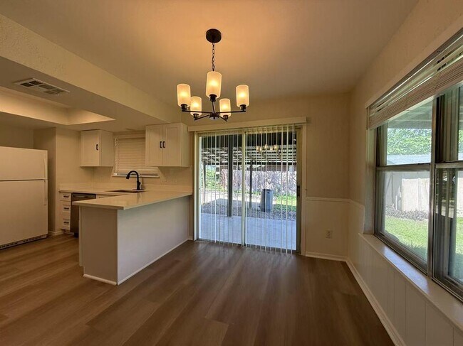 Building Photo - 1106 Oakwood Dr