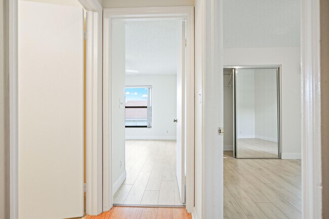 Building Photo - 10910 Lakemore Ln