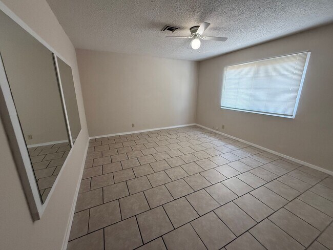 Building Photo - Charming One-Bedroom / One-Bath Apartment!