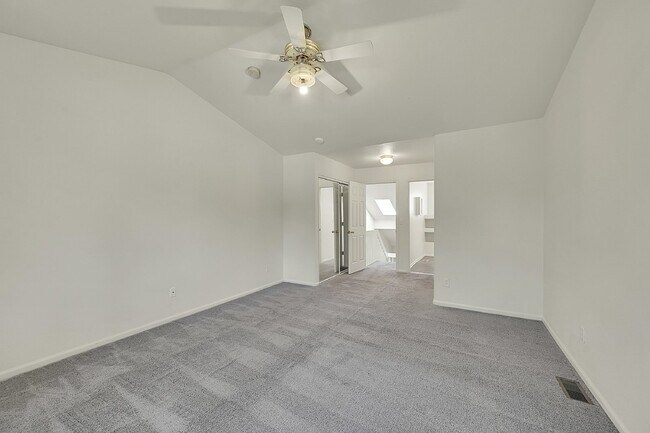 Building Photo - $1,950- 2 Bed, 2 Bath Townhouse in Denver with Washer and Dryer!