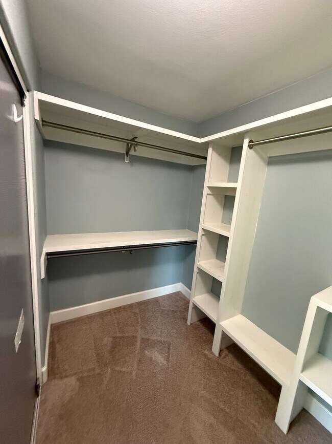 Building Photo - 635 Aliento Way