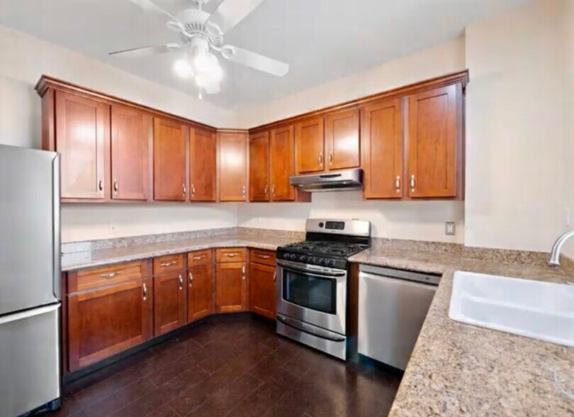Maple Wood & Granite Kitchen! - 455 E Ferry St