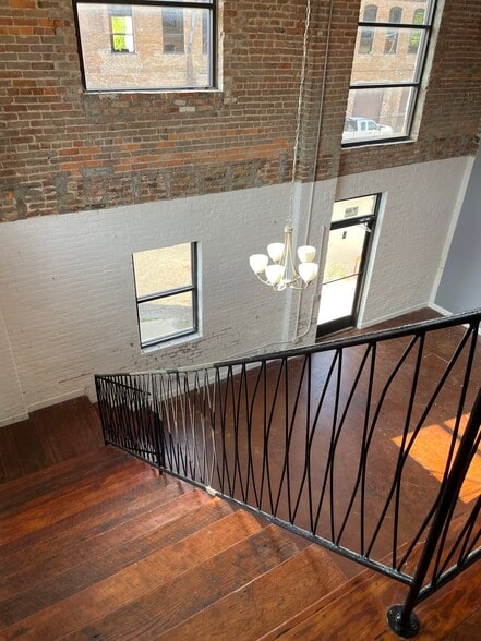 Building Photo - 27 N Main St