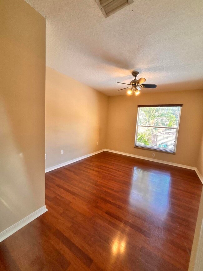 Building Photo - 266 River Bluff Ln