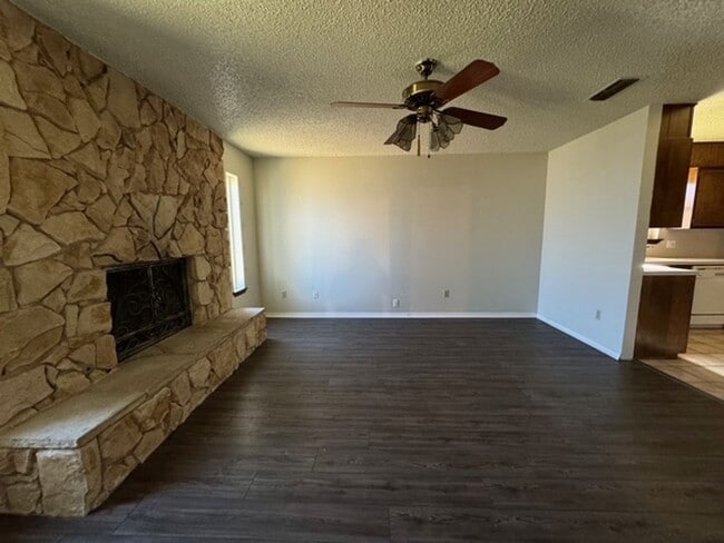 Building Photo - Comfy & Spacious 3 Bed Home! Mesa School District!