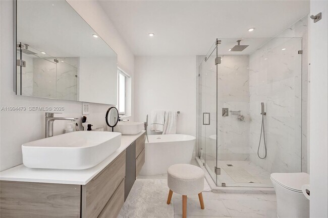 Building Photo - 12478 N Bayshore Dr